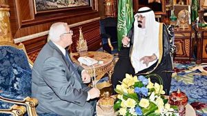 العاهل السعودي خلال لقائه بالرئيس المصري المؤقت عدلي منصور في جدة في تشرين الأول/ أكتوبر الماضي(أرشيفية)- ا ف ب