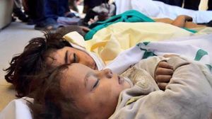 صرة وزعها ناشطون لطفلين قتلا في قصف النظام السوري لمخيم درعا يوم الاثنين