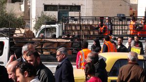 أول قافلة مساعدات تصل إلى مخيم اليرموك بدمشق - الأناضول