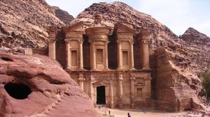 البتراء.. إحدى أبرز المعالم السياحية في الأردن