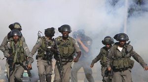 جنود الاحتلال يطلقون غازا مسيلا للدموع على مظاهرة لفلسطينيين (ارشيفية)