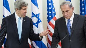 وزير الخارجية الأمريكي جون كير مع رئيس وزراء الكيان الإسرائيلي بنيامين نتنياهو (أرشيفية)- ا ف ب
