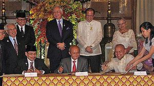 الحكومة الفلبينية وحركة مورو خلال توقيع احدى الاتفاقيات لتذليل العقبات امام الاتفاق النهائي