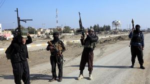مقاتلون من داعش يسيطرون على طرقات الفلوجة - الأناضول
