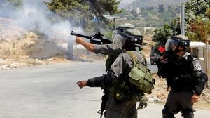 جنود إسرائيليون يطلقون قنابل غاز باتجاه فلسطينيين - ا ف ب