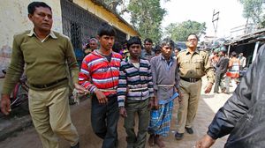 الشرطة تعتقل مشتبها بهم في عملية الاغتصاب في قرية سوبال-ا ف ب