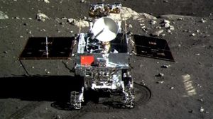 لقطة عن التلفزيون الصيني تظهر مركبة "أرنب اليشم" على سطح القمر - ا ف ب