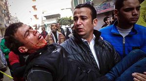 احد المصابين جراء اعتداءات قوات الامن المصرية على المتظاهرين السبت - الأناضول 