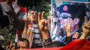 انصار السيسي يرفعون صوره في ميدان التحرير - الاناضول 