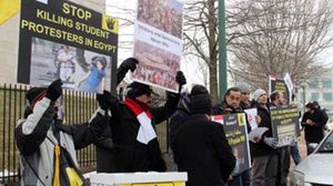 مصريون يتظاهرون أمام السفارات المصرية بذكرى 25 يناير - ا ف ب