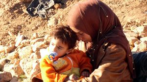 لاجئة سورية على الحدود المغربية الجزائرية - الاناضول