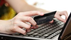 التسوق الإلكتروني يمتاز بسهولة البحث والمقارنة بين المنتجات فضلا عن الدفع- أرشيفية