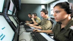 غرف مراقبة الكترونية للجيش الاسرائيلي - (ارشيفية)