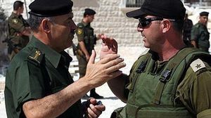 ضابط في السلطة الفلسطينية مع ضابط اسرائيلية في الضفة - ارشيفية