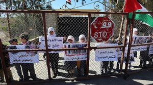 أطفال غزة يتظاهرون أمام معبر رفح البري للمطالبة بفتحه (أرشيفية) - الأناضول