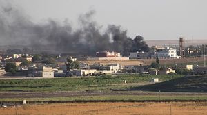 الدخان يتصاعد جراء القتال الدائر بين "داعش" والجبهة التركمانية - الأناضول
