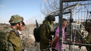 اعتقال شاب فلسطيني على أحد الحواجز العسكرية الإسرائيلية (أرشيفية)