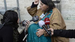 فاطمة خان تتحدث للصحفيين أمام مقر الأمم المتحدة في جنيف الأربعاء (أ ف ب)