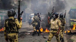 عناصر مدججون بالسلاح في مواجهة مظاهرات أنصار الشرعية في جمعة "الشعب يشعل ثورته "(الأناضول)