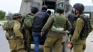 جنود اسرائيليون يعتقلون فلسطيني - ا ف ب - ارشيفية