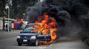 حرق إحدى سيارات الشرطة المصرية بالقاهرة - ا ف ب
