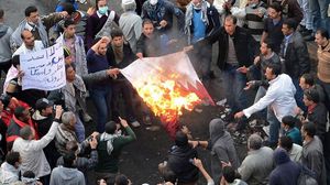 متظاهرون يحرقون علم قطر في القاهرة 