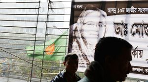  لافتة دعائية تظهر صورة رئيس وزراء بنغلادش الشيخة حسينة في داكا - ا ف ب