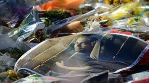صورة لبول ووكر وزهور تكريما له في موقع الحادث في سانتا كلاريتا - ا ف ب
