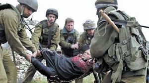 جنود إسرائيليون يعتقلون إحدى النساء الفلسطينيات المسنات - ا ف ب - أرشيفية