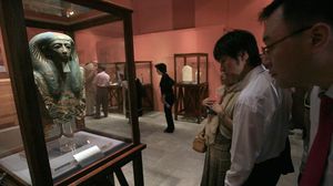 سياح ينظرون إلى قناع سينو الفرعوني في متحف القاهرة (أرشيفية) - ا ف ب