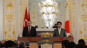 أردوغان ونظيره الياباني آبي في مؤتمر صحفي باليابان - الأناضول