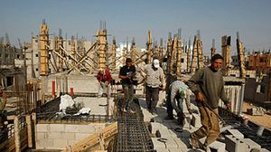 مشاريع البناء تستوعب القسم الأكبر من الأيدي العاملة في غزة (أرشيفية)