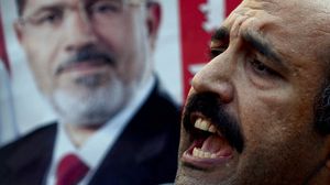 أحد أنصار مرسي في تظاهرة احتجاجا على محاكمته