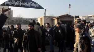 تظاهرة أمام مقر داعش في حلب الشهر الماضي - الفرنسية