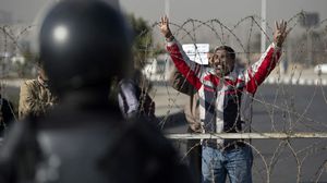 مواطن مصري يحتج على محاكمة مرسي - أ ف ب