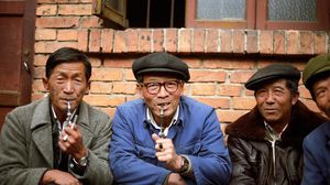 مواطنون صينيون يدخنون - أرشيفية