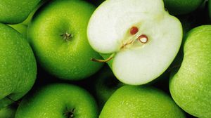 ينصح بزيادة تناول التفاح فهو قليل السعرات الحرارية ومصدر جيد للطاقة