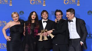 فريق عمل "بويهود" الفيلم الفائز بجوائز أفضل فيلم درامي ومخرج وممثلة - أ ف ب