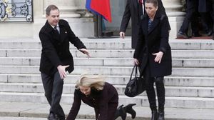 رئيسة وزراء الدنمرك لحظة سقوطها على الأرض