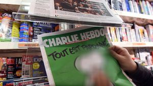 الصحيفة نشرت غلاف صحيفة فرنسية يحمل رسوماً مسيئة للنبي - أ ف ب