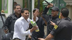 قوات الأمن المصرية تعتقل طالبا مشاركا في إحدى المظاهرات - أرشيفية