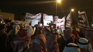 رفع المتظاهرون لافتات منددة بالأسبوعية بالعربية والفرنسية والإنكليزية - تويتر