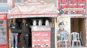 محل لبيع القهوة يرفع صورة الملك بالزي العسكري - فيسبوك