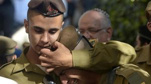 جنود إسرائيليون يبكون قتلاهم (أرشيفية) - الأناضول