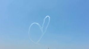 اعتادت طائرات الجيش المصري رسم قلوب وأعلام فوق اعتصامات المعارضين - أرشيفية