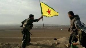 مقاتلين أكراد يرفعون حزب العمال الكردستاني في كوباني - أرشيفية