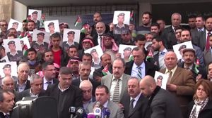 اعتصم المئات في عمان حاملين صور الطيار الأردني الأسير معاذ الكساسبة - تويتر