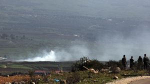 جنود إسرائيليون يتابعون قصف المدفعية للقرى اللبنانية الجنوبية - الأناضول