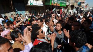 مناهضون للحوثي يهتفون ضد الانقلاب على السلطة في اليمن - أ ف ب