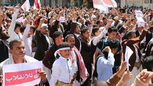 آلاف اليمنيين يخرجون بمسيرات تندد بـ"انقلاب" الحوثيين - الأناضول